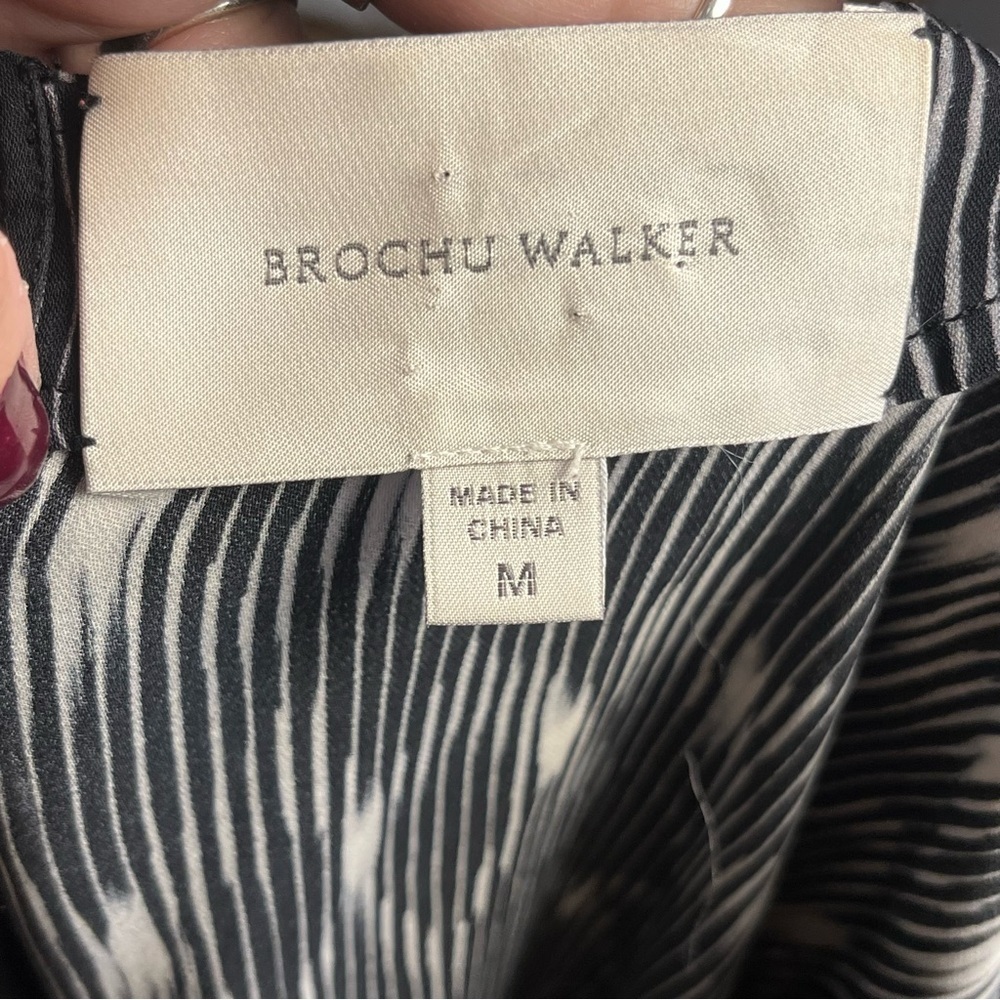 Brochu Walker Ikat Printed Split Back Silk Blouse Black/White — Medium - Picture 8 of 10